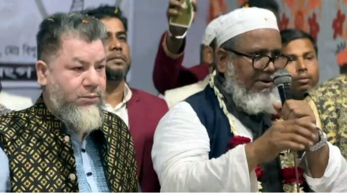 বিএনপি নেতা অলি আহম্মেদের পাশে দাঁড়িয়ে বক্তব্য রাখছেন মুফতি কাসেমী